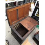 A LARGE VINTAGE WOODEN JOINERS TOOL CHEST WITH INTERNAL SLIDING STORAGE COMPARTMENTS