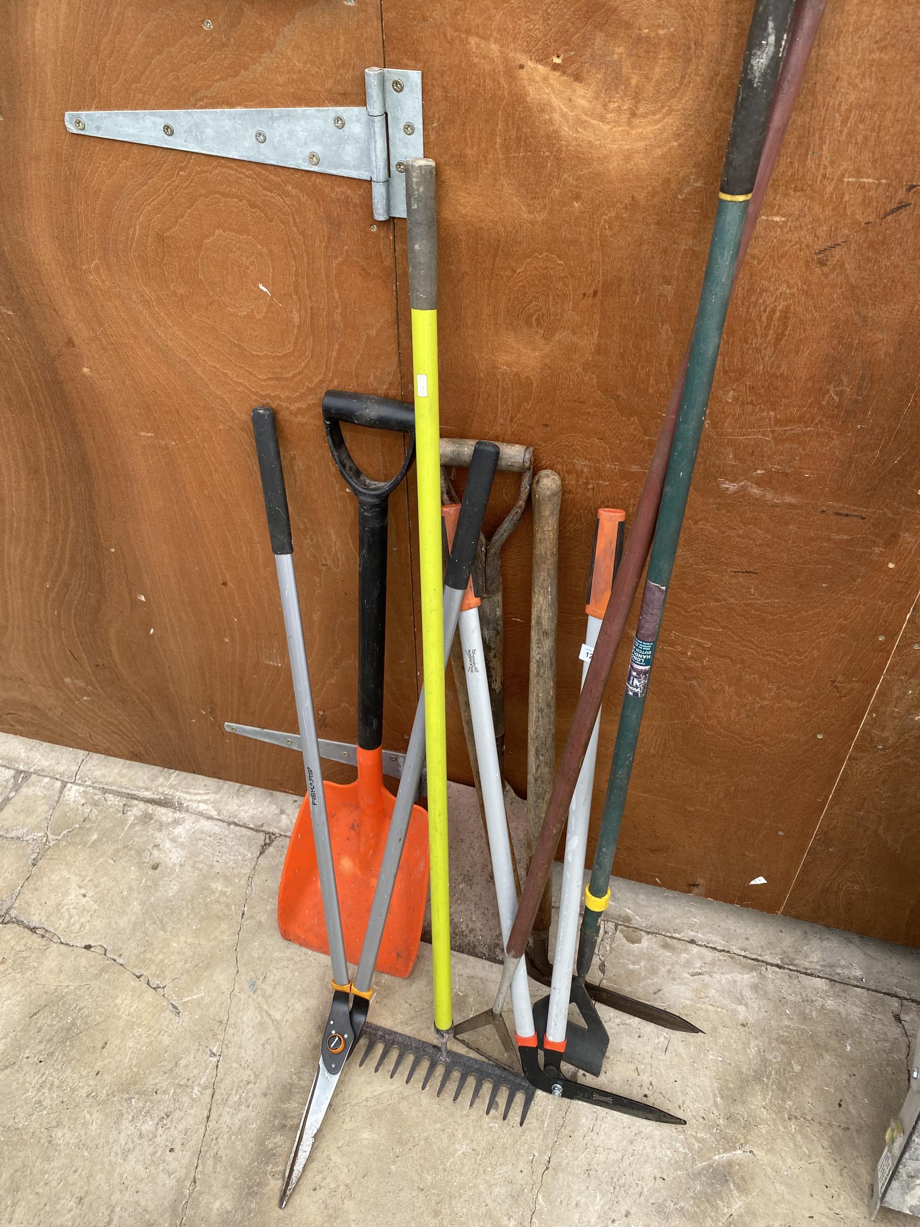 AN ASSORTMENT OF GARDEN TOOLS TO INCLUDE A SHOVEL, A RAKE AND SHEARS ETC