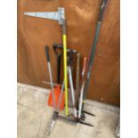 AN ASSORTMENT OF GARDEN TOOLS TO INCLUDE A SHOVEL, A RAKE AND SHEARS ETC