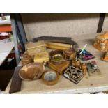 A QUANTITY OF TREEN ITEMS TO INCLUDE, BOWLS, BOXES, COASATERS, CRIBBAGE BOARD, ETC