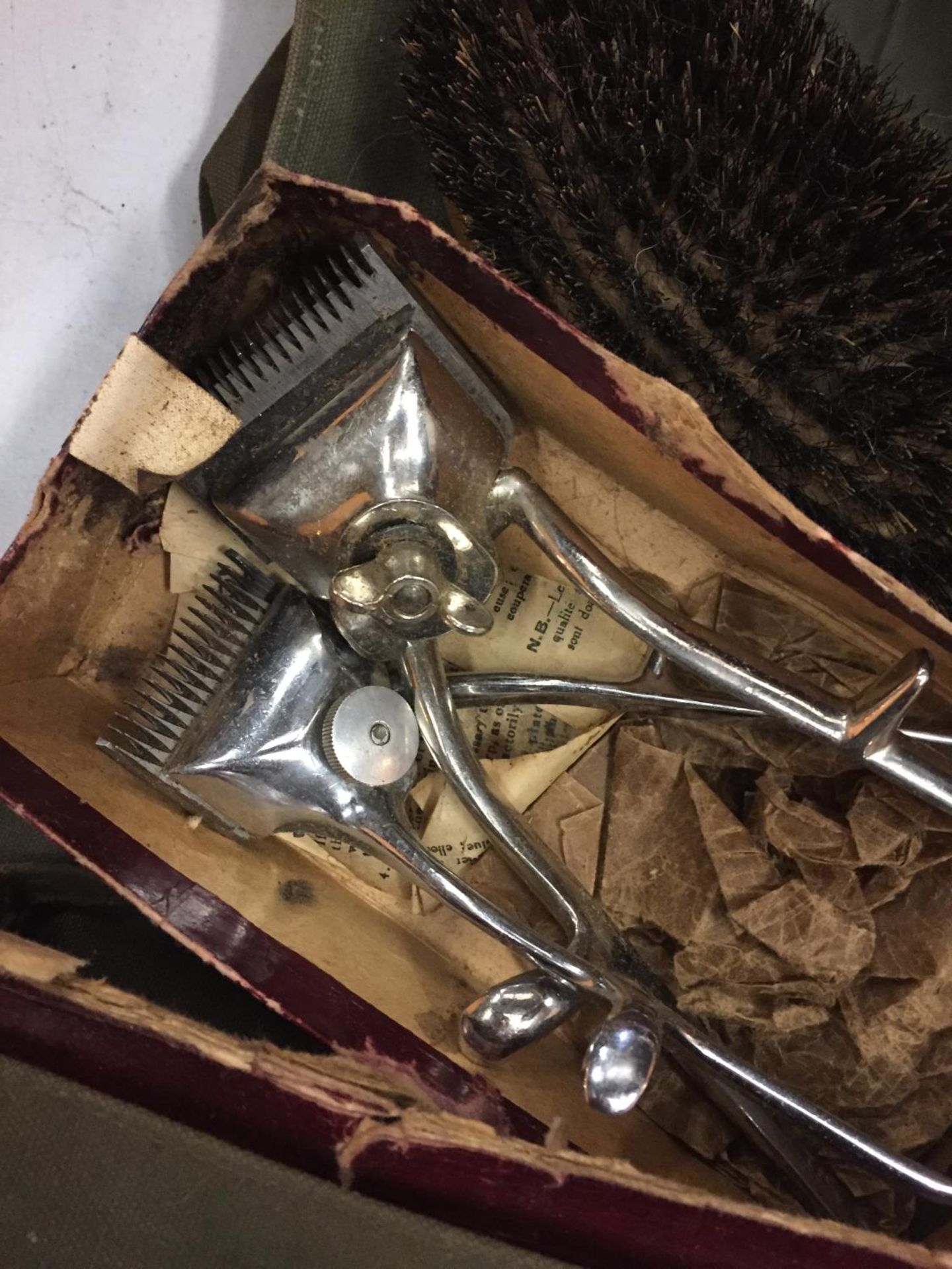 A VINTAGE BOXED HAIR CLIPPERS SET IN A CANVAS CASE - Image 2 of 2