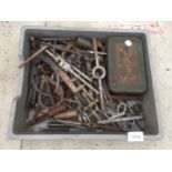 AN ASSORTMENT OF VINTAGE TOOLS TO INCLUDE TAP AND DIE, CALIPERS AND DRILL BITS ETC