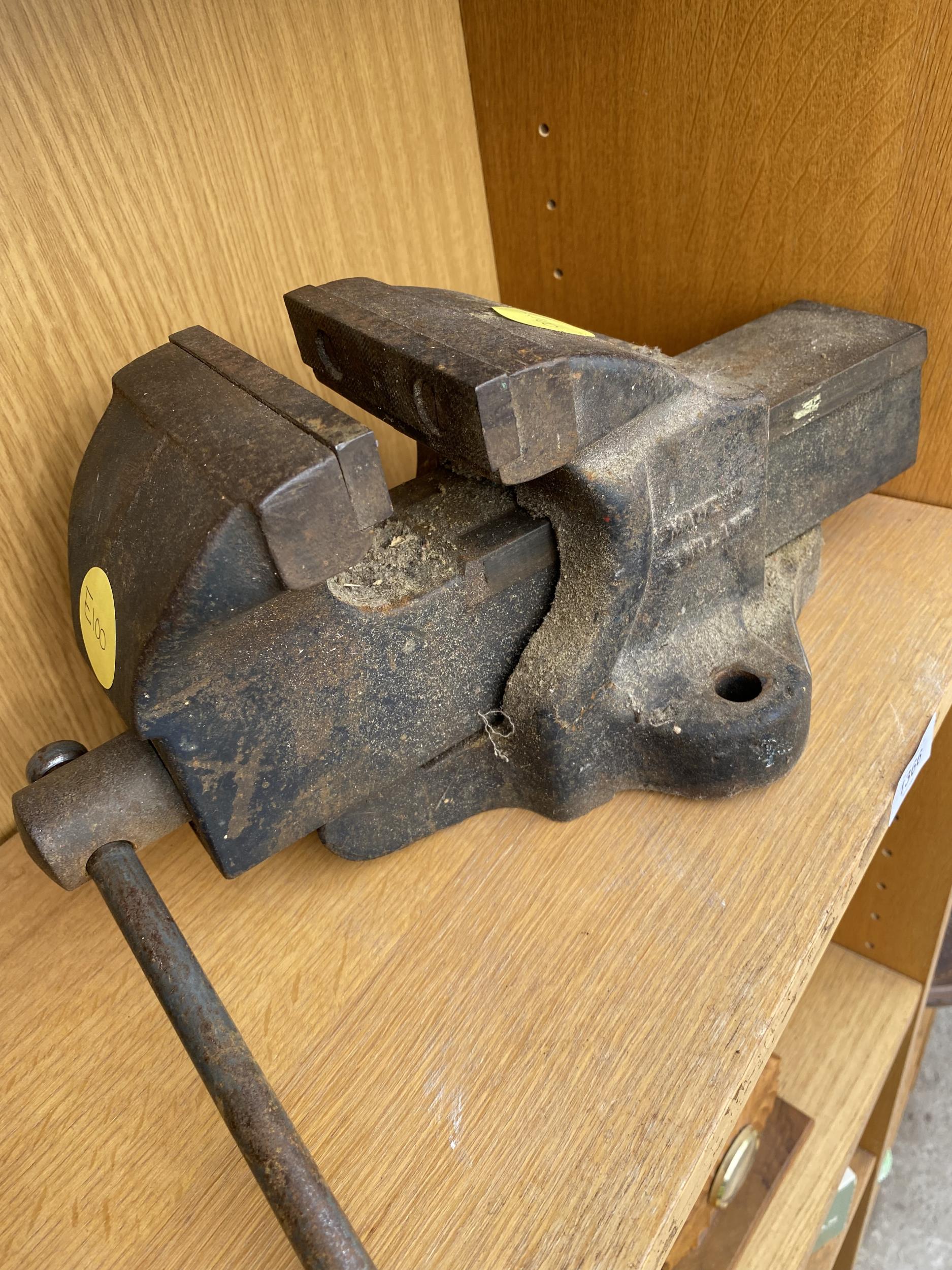 A VINTAGE WODEN BENCH VICE - Image 2 of 2