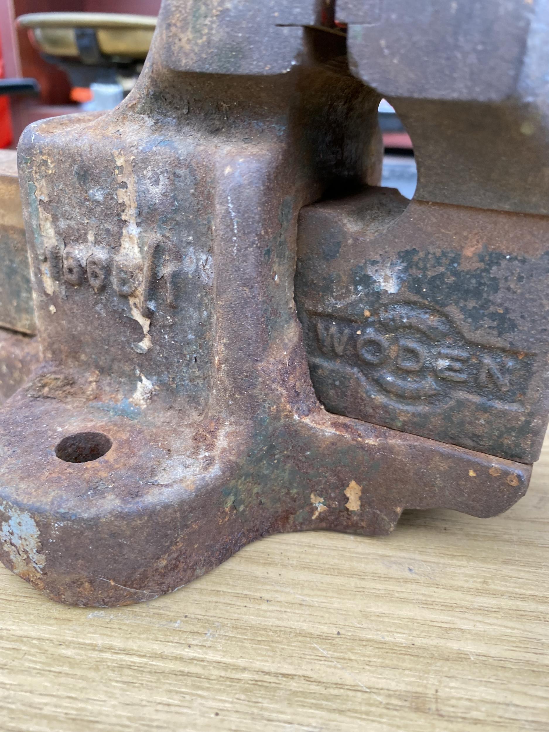 A VINTAGE WODEN BENCH VICE STAMPED MADE IN ENGLAND - Image 3 of 3