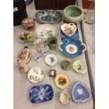 A COLLECTION OF CERAMICS TO INCLUDE, AYNSLEY, COALPORT, WEDGWOOD, ORIENTAL STYLE ETC