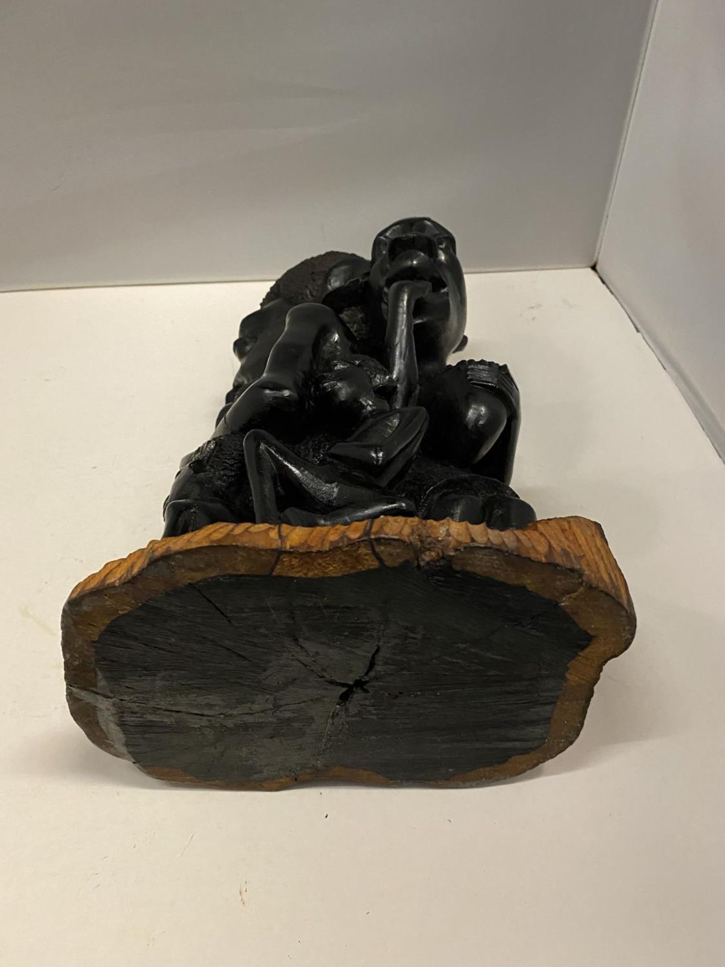A CARVED EBONY AFRICAN SCULPTURE OF A MALE AND FEMALE FIGURE AND THREE CHILDREN. HEIGHT 30CM - Image 5 of 5