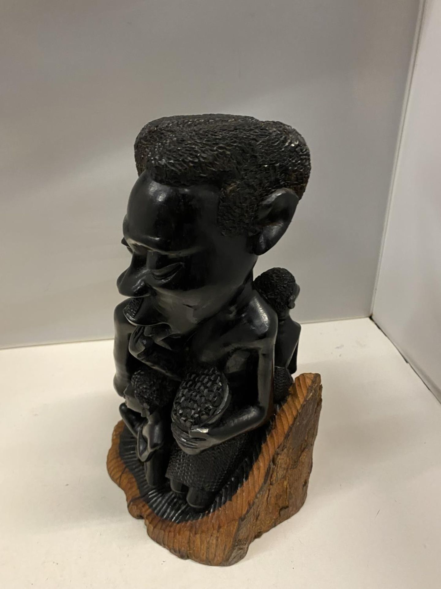 A CARVED EBONY AFRICAN SCULPTURE OF A MALE AND FEMALE FIGURE AND THREE CHILDREN. HEIGHT 30CM - Image 4 of 5