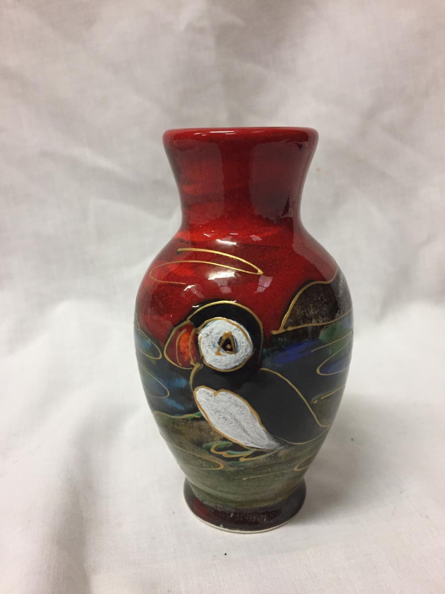 A HAND PAINTED AND SIGNED ANITA HARRIS PUFFIN VASE