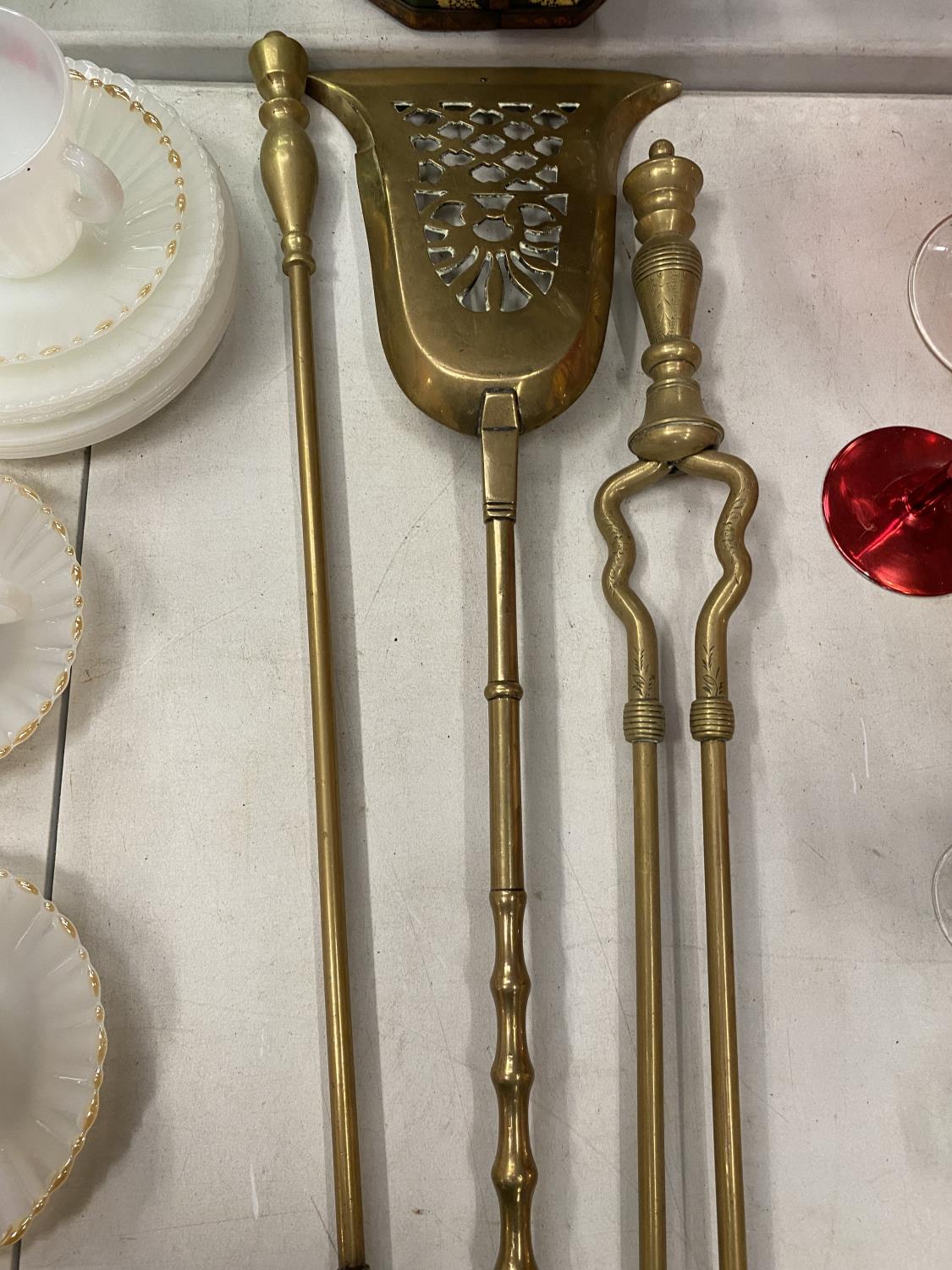 A SET OF BRASS FIRESIDE ITEMS TO INCLUDE, A POKER, TONGS AND A SHOVEL, SIZE 74CM - Image 3 of 3
