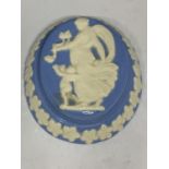 A BLUE AND WHITE WEDGWOOD PLAQUE H : 6.5 CM W:5.5 CM