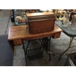 A VINTAGE TREADLE PEDAL SINGER SEWING MACHINE AND TABLE, WITH 2 DRAWERS TO THE FRONT AND A BOBBIN