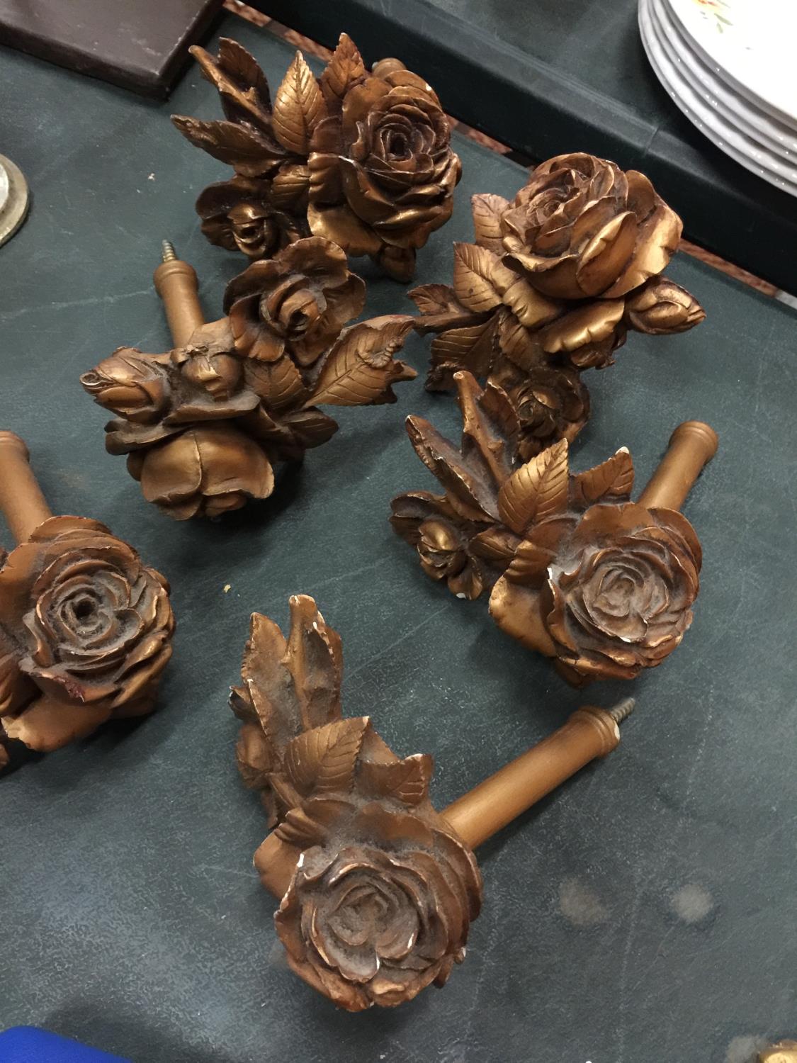SIX CARVED WOODEN CURTAIN TIE BACKS IN THE SHAPE OF A ROSE - Image 2 of 3