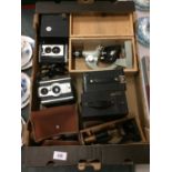 A QUANTITY OF VINTAGE CAMERAS TO INCLUDE A KODAK PORTRAIT BROWNIE, KODAK MODEL C, CORONET D-20, ETC,