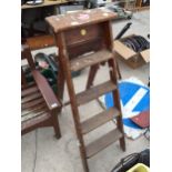 A VINMTAGE FOUR RUNG WOODEN STEP LADDER