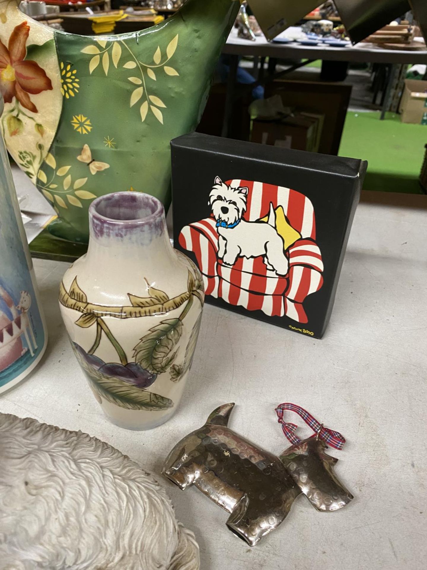 A COLLECTION OF ITEMS TO INCLUDE, ORNAMENTAL DOGS, A COBRIDGE VASE, TIN CAT, ETC - Image 4 of 5