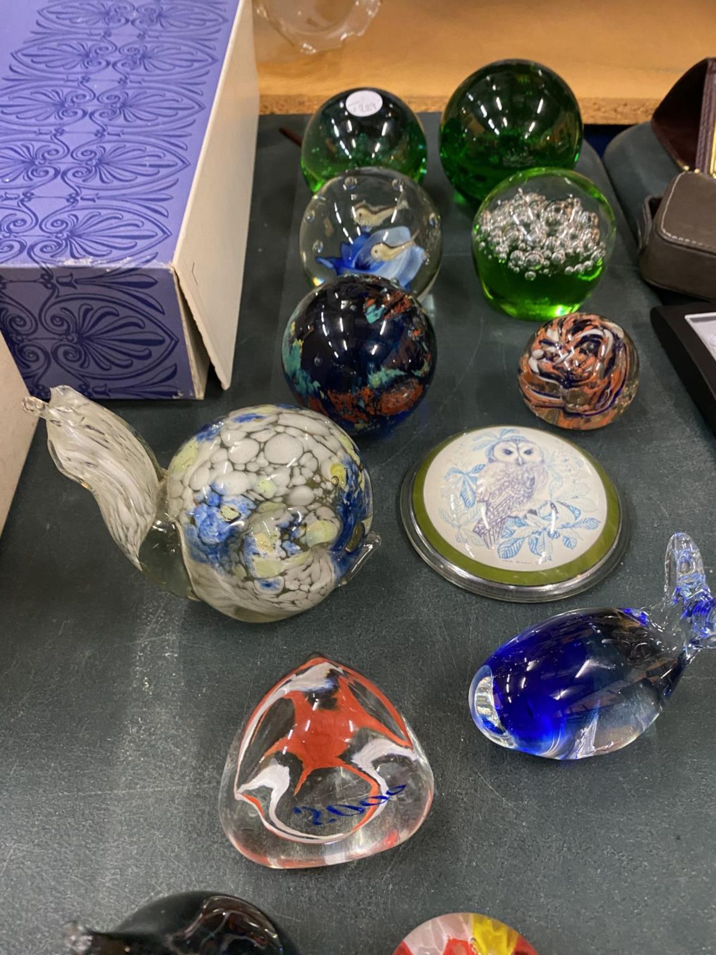 A LARGE COLLECTION OF COLOURED GLASS PAPERWEIGHTS - Image 3 of 3