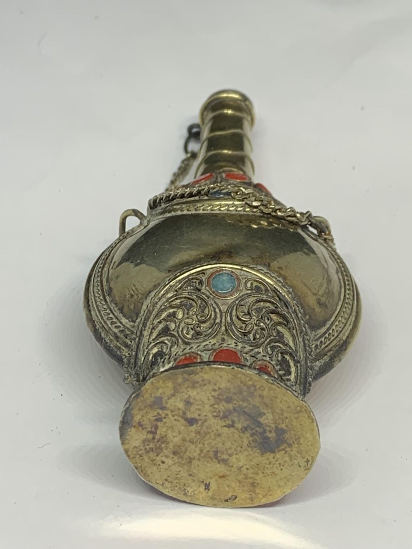 AN ORNATE WHITE METAL ASIAN PERFUME BOTTLE - Image 5 of 6