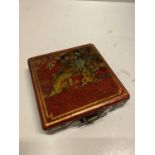 AN ORIENTAL DECORATED TRINKET BOX WITH A PICTURE OF GEISHA GIRLS AGAINST A RED BACKGROUND SIZE