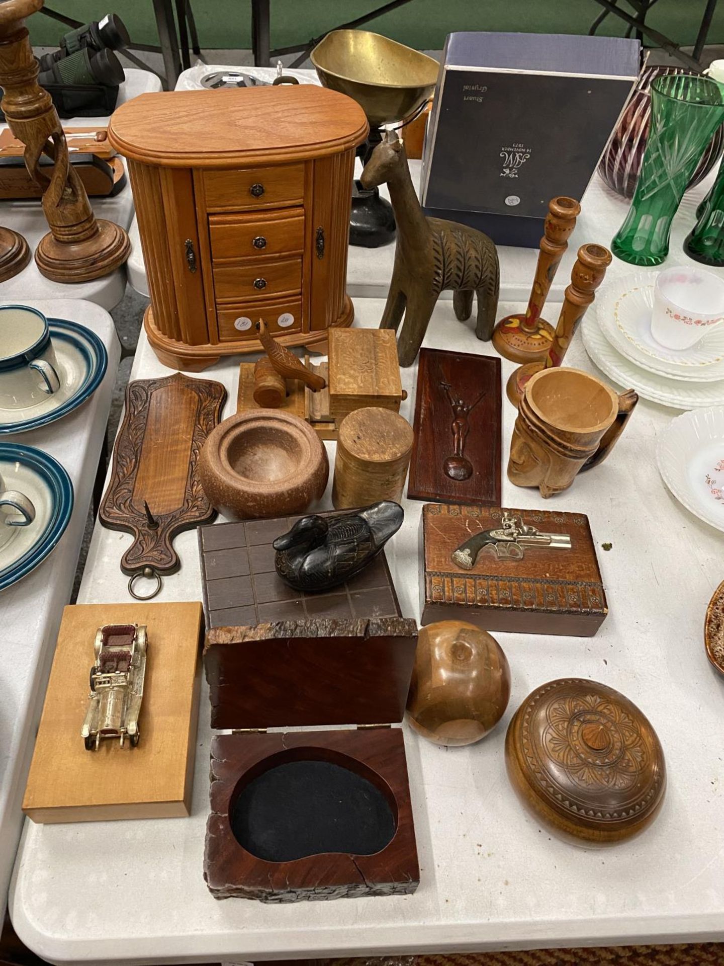 A QUANTITY OF TREEN ITEMS TO INCLUDE, BOXES, A NOVELTY CIGARETTE DISPENSER, CHEST OF DRAWERS