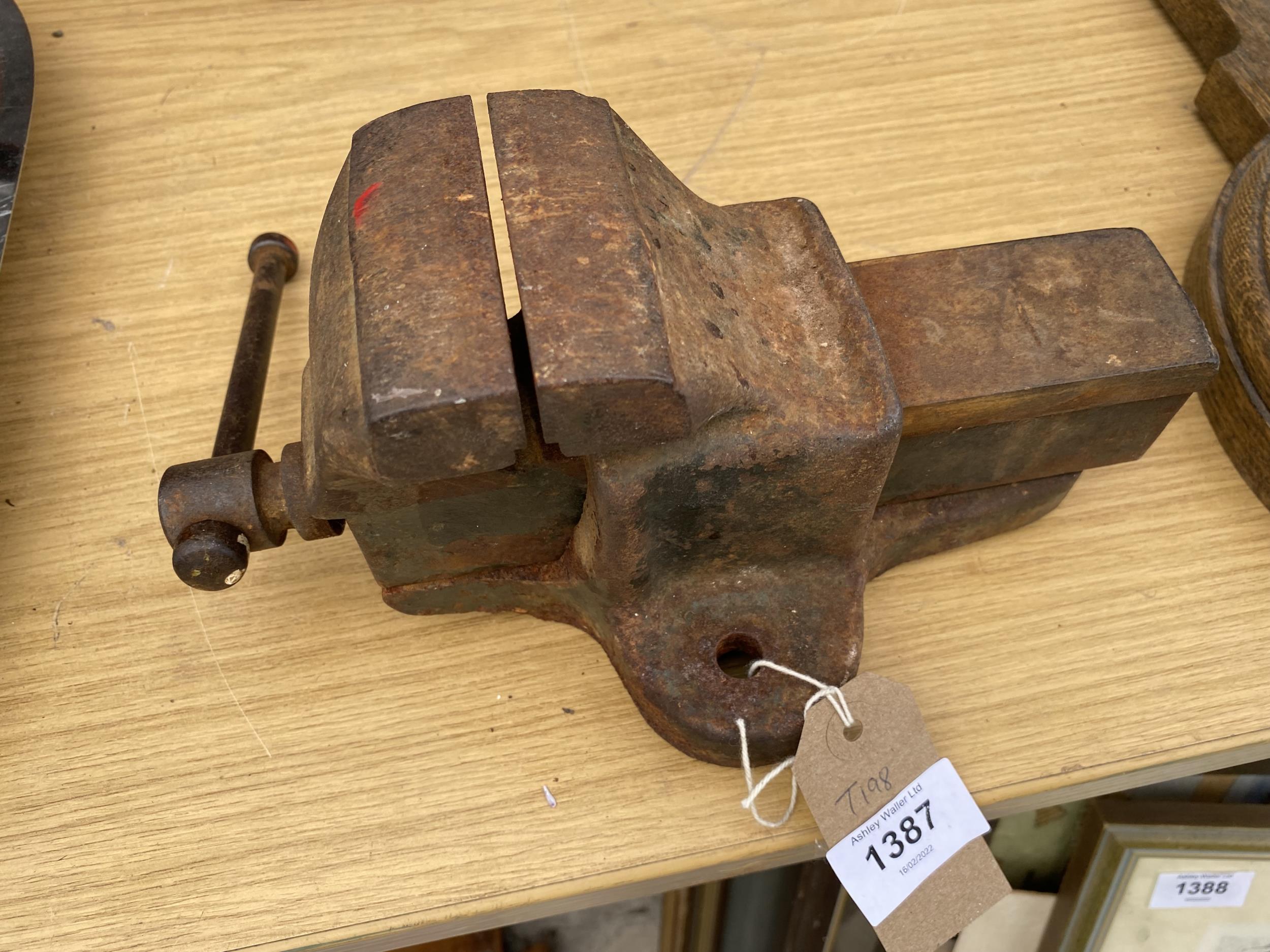 A VINTAGE WODEN BENCH VICE STAMPED MADE IN ENGLAND