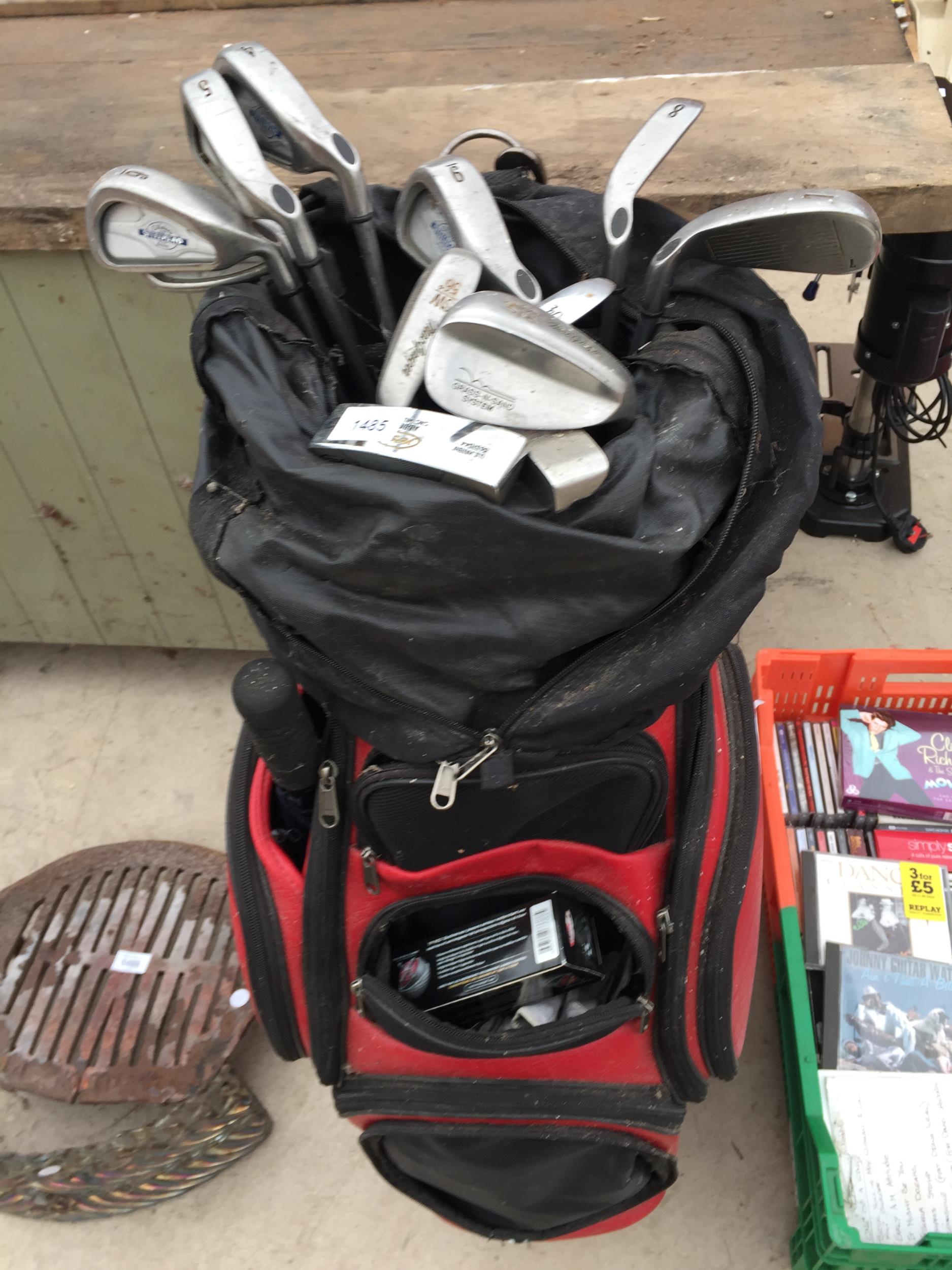 A GOLF BAG CONTAINING AN ASSORTMENT OF GOLF CLUBS TO INCLUDE IRONS AND PUTTERS ETC