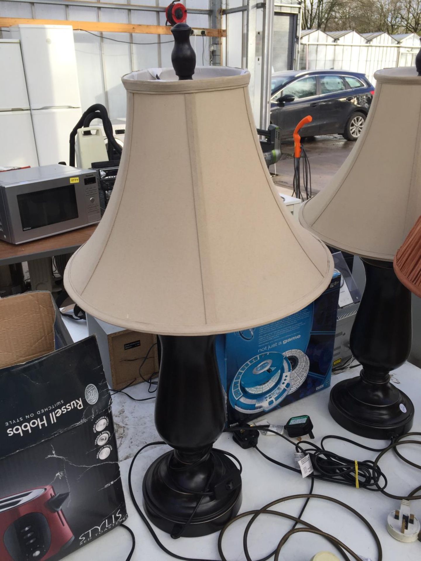FOUR VARIOUS TABLE LAMPS WITH SHADES - Image 4 of 4