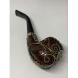 AN ORNATELY DECORATED BRIAR SMOKERS PIPE