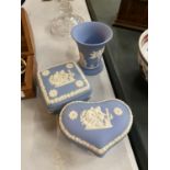 THREE PIECES OF WEDGWOOD JASPERWARE TO INCLUDE TWO TRINKET BOXES AND A VASE
