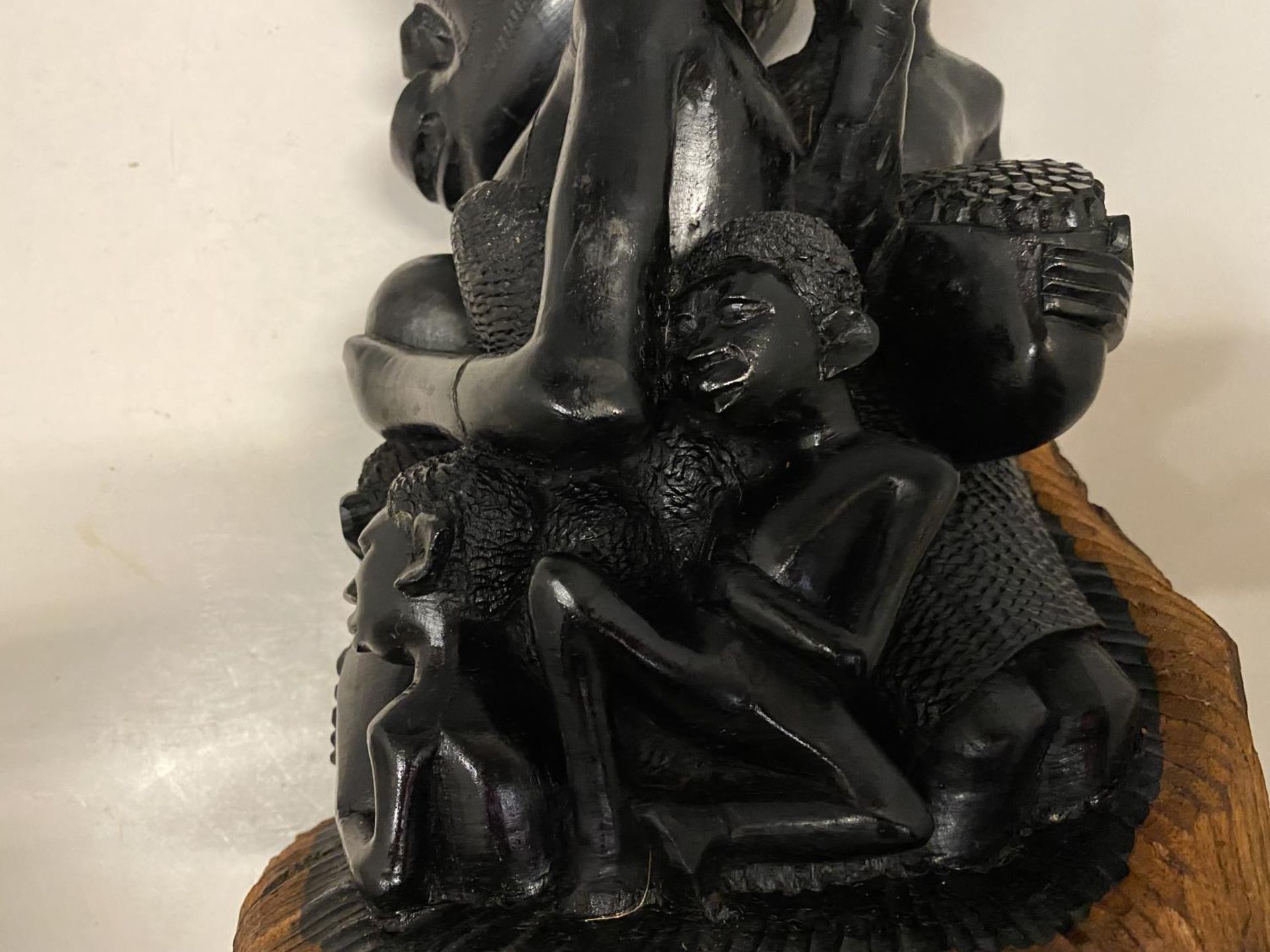 A CARVED EBONY AFRICAN SCULPTURE OF A MALE AND FEMALE FIGURE AND THREE CHILDREN. HEIGHT 30CM - Image 2 of 5