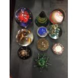 A QUANTITY OF PAPERWEIGHTS TO INCLUDE MILLEFIORI STYLE, FLORAL, ETC