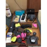 AN ASSORTMENT OF VINTAGE AND RETRO PHOTOGRAPHY EQUIPMENT TO INCLUDE A LISTAR ZOOM SLIDE