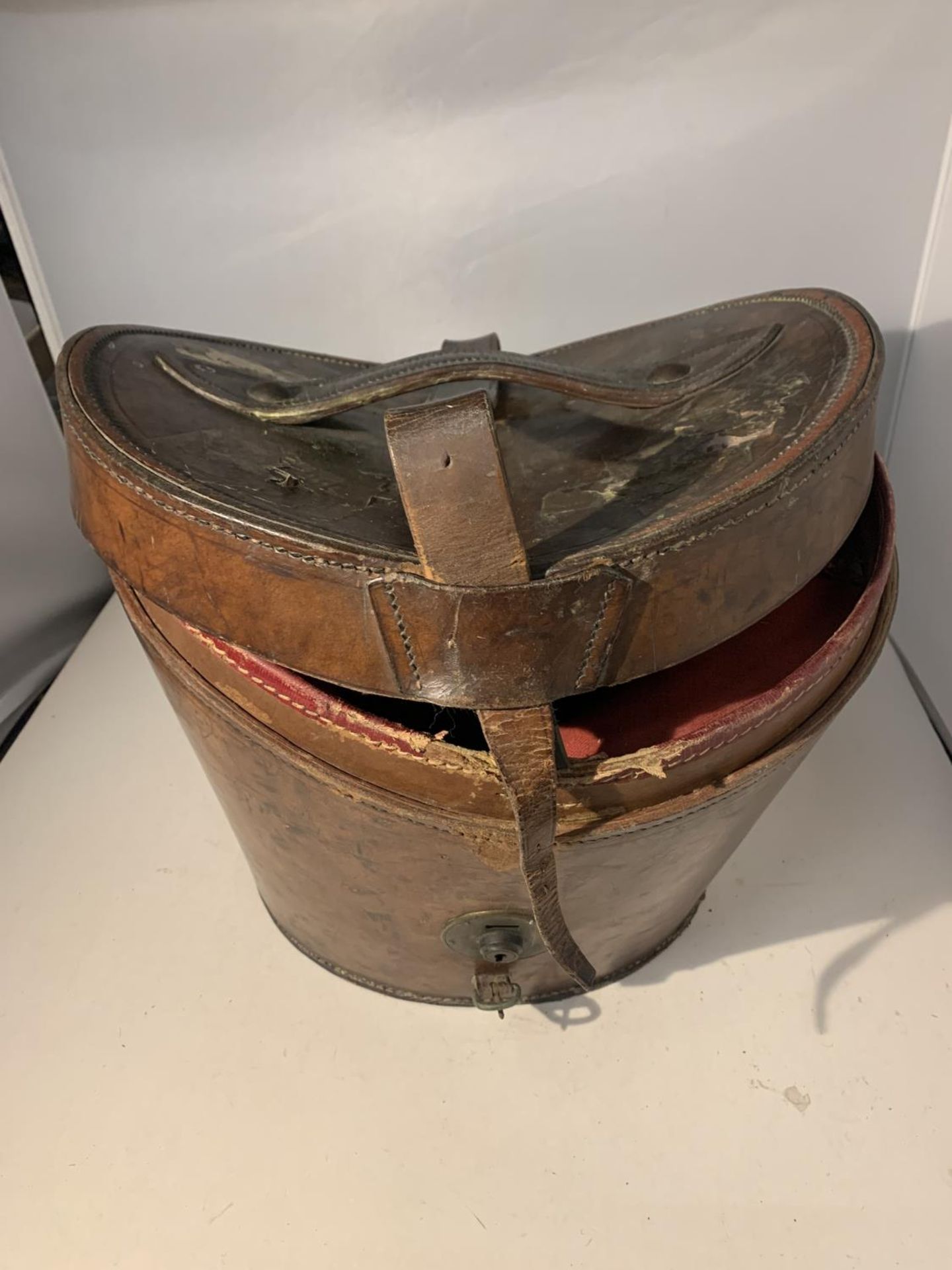 A VINTAGE LEATHER HAT BOX