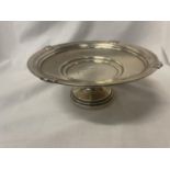 A HALLMARKED BIRMINGHAM SILVER FOOTED BOWL WITH PRESENTATION INSCRIPTION WEIGHT 317G. DIAMETER 21CM