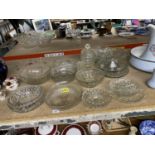 A LARGE QUANTITY OF GLASSWARE TO INCLUDE, PLATE STANDS, BOWLS, DISHES, ETC