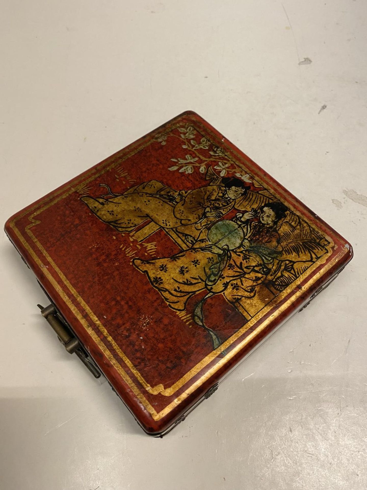AN ORIENTAL DECORATED TRINKET BOX WITH A PICTURE OF GEISHA GIRLS AGAINST A RED BACKGROUND SIZE - Image 2 of 5