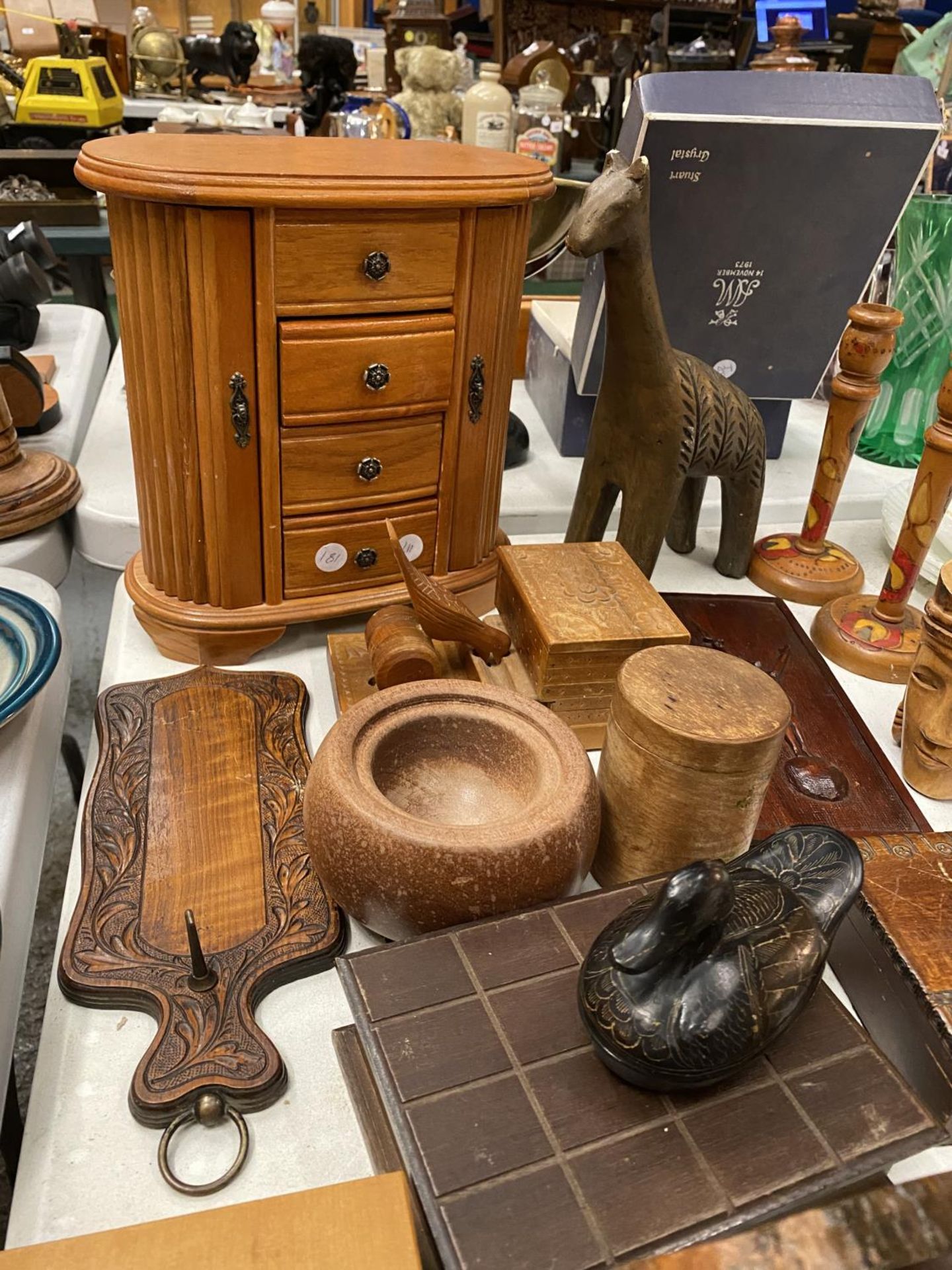 A QUANTITY OF TREEN ITEMS TO INCLUDE, BOXES, A NOVELTY CIGARETTE DISPENSER, CHEST OF DRAWERS - Image 2 of 5
