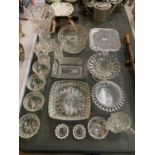 A QUANTITY OF GLASSWARE TO INCLUDE DESSERT DISHES, VASES, BOWLS, CAKE STANDS, ETC