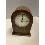 A WOODEN CASED MANTLE CLOCK HEIGHT 20CM