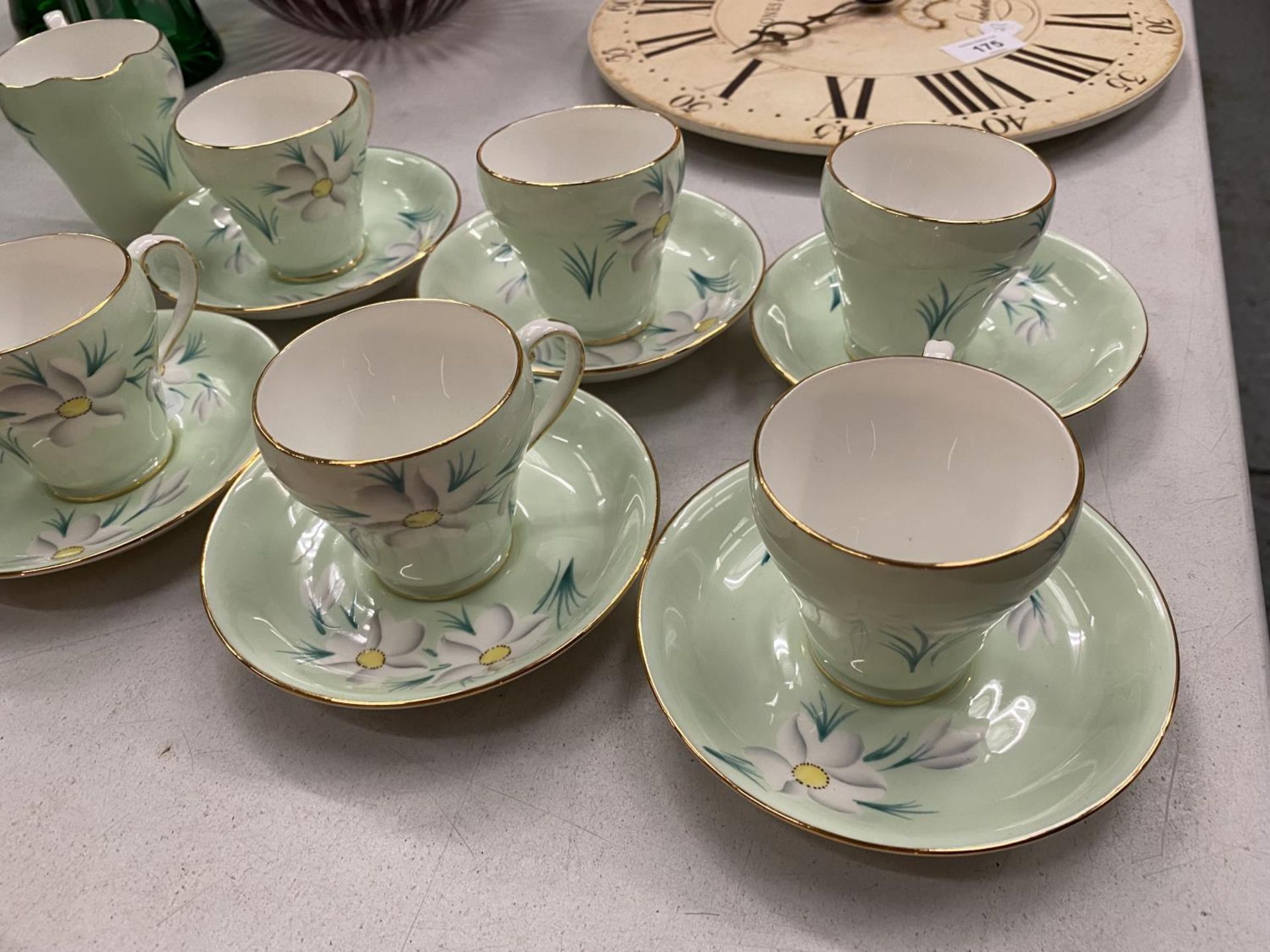 A ROYAL GRAFTON VINTAGE TEASET TO INCLUDE SIX CUPS AND SAUCERS, TEAPOT AND CREAM JUG - Image 2 of 4