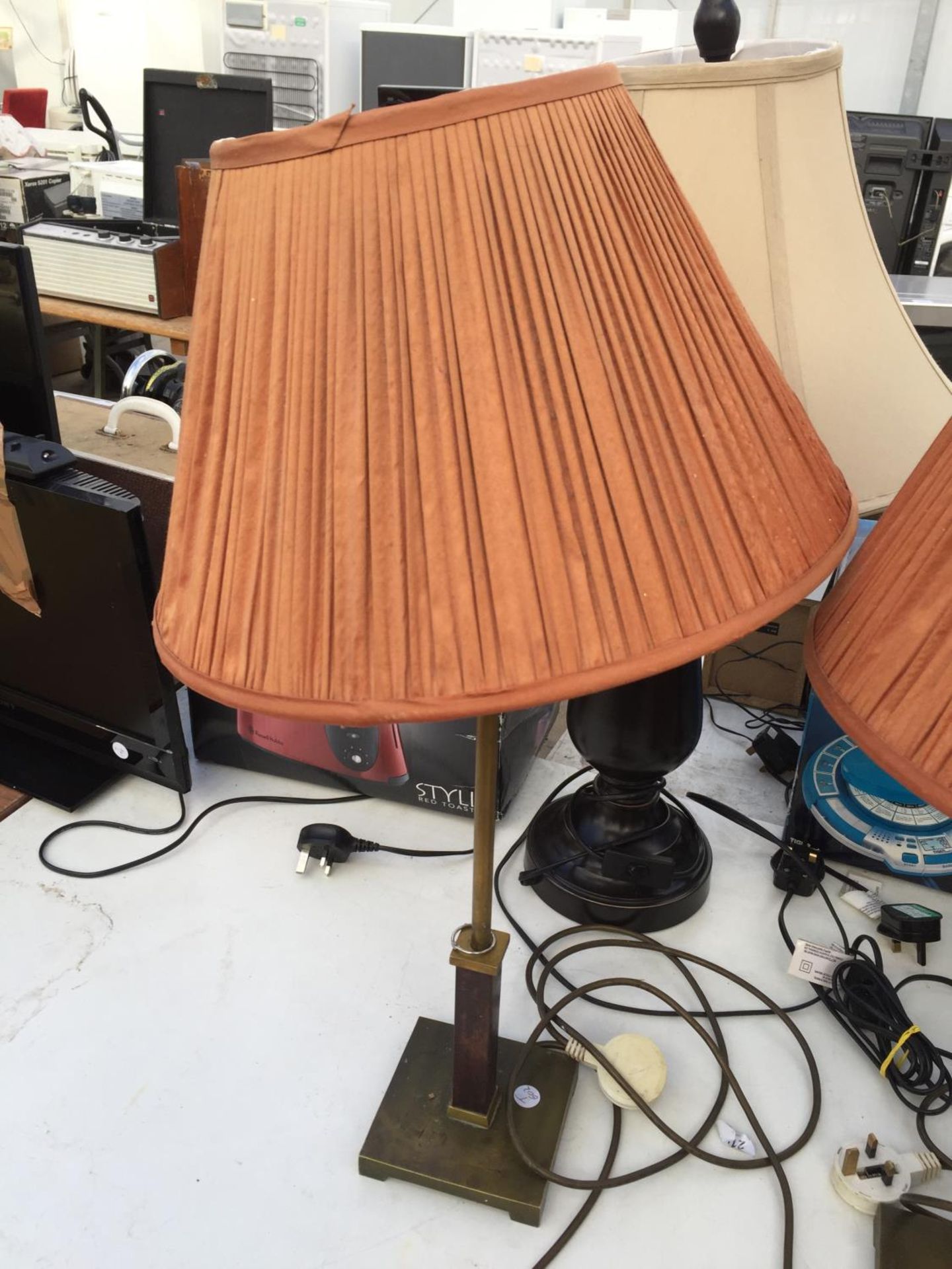 FOUR VARIOUS TABLE LAMPS WITH SHADES - Image 2 of 4