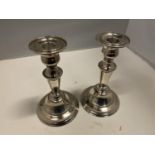 A PAIR OF SILVER PLATED CANDLESTICKS HEIGHT 19CM