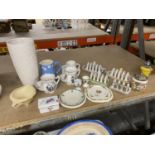 A COLLECTION OF CERAMIC ITEMS TO INCLUDE TOAST RACKS, SHAVING JUGS, VASE, PLATES, ETC