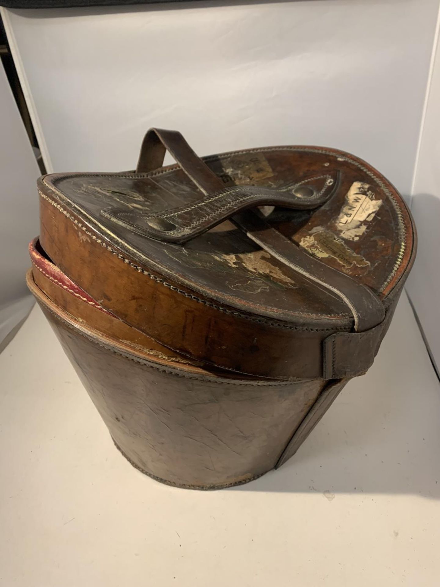 A VINTAGE LEATHER HAT BOX - Image 5 of 5
