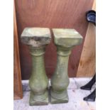 A PAIR OF TURNED COLUMN RECONSTITUED STONE PLANT STANDS/ PEDESTAL BASES (H:65CM)