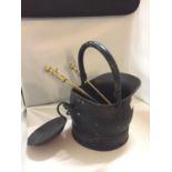 A VINTAGE COAL SCUTTLE/COOKING POT TO INCLUDE A COOKING DISH AND A PART COMPANION SET