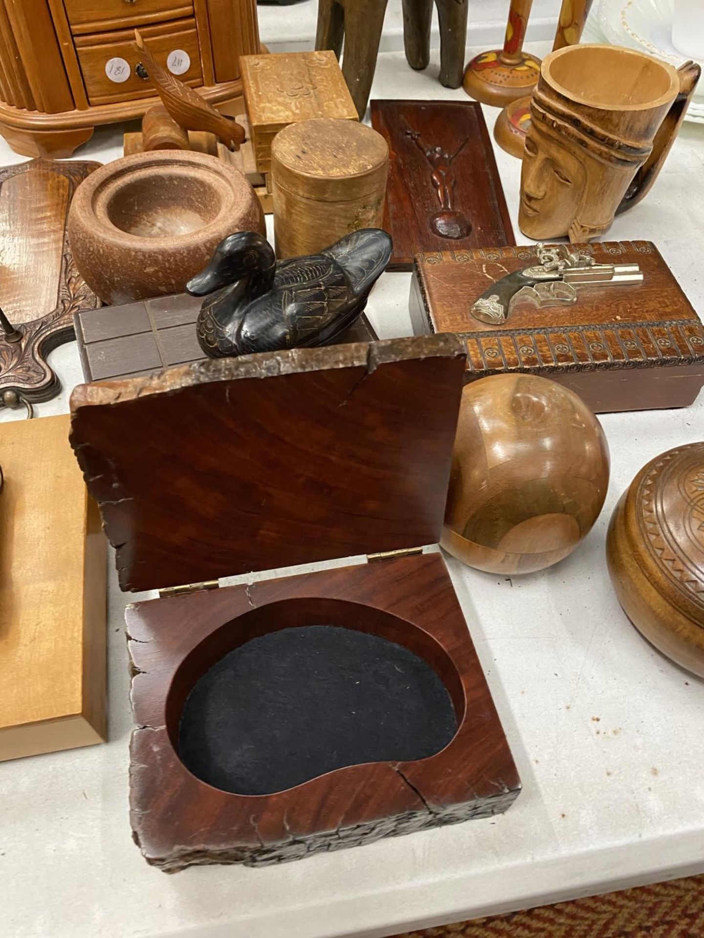A QUANTITY OF TREEN ITEMS TO INCLUDE, BOXES, A NOVELTY CIGARETTE DISPENSER, CHEST OF DRAWERS - Image 4 of 5