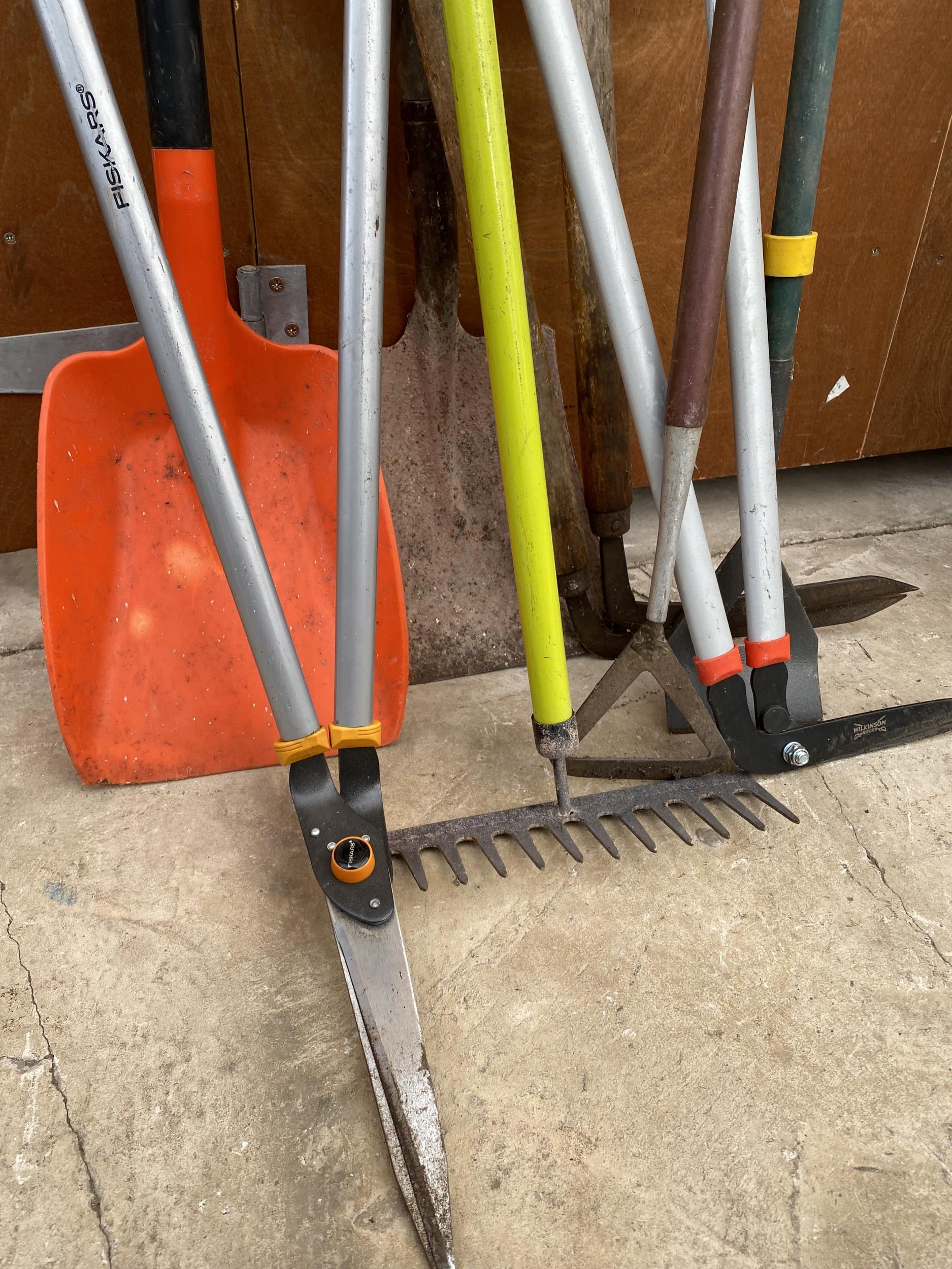 AN ASSORTMENT OF GARDEN TOOLS TO INCLUDE A SHOVEL, A RAKE AND SHEARS ETC - Image 2 of 3