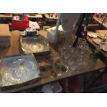 A QUANTITY OF GLASSWARE TO INCLUDE, CUT GLASS SERVING BOWLS, GLASSES, VASES, ETC