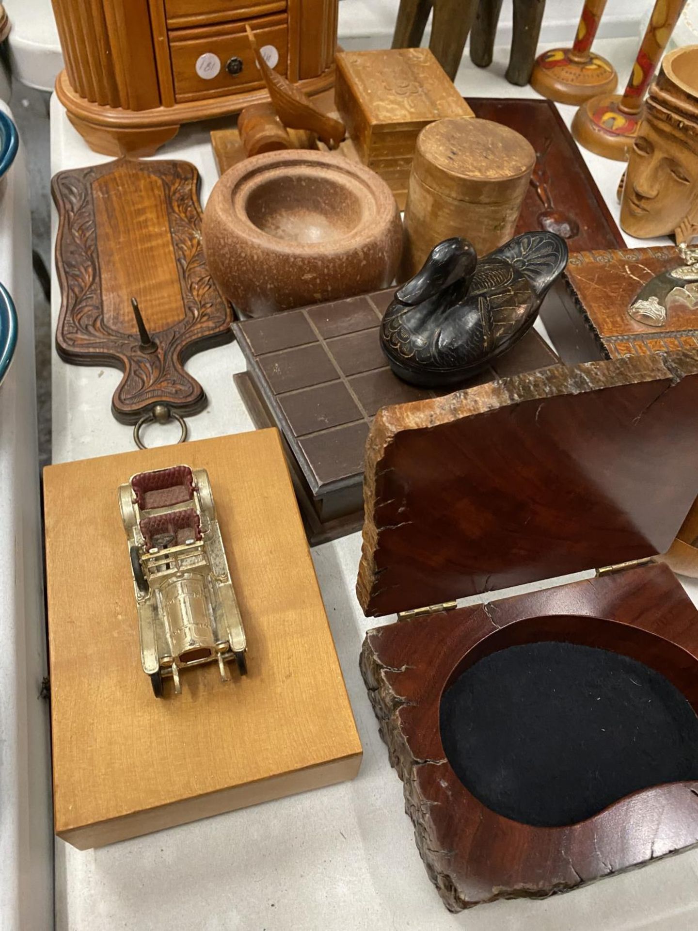 A QUANTITY OF TREEN ITEMS TO INCLUDE, BOXES, A NOVELTY CIGARETTE DISPENSER, CHEST OF DRAWERS - Image 3 of 5