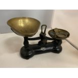A SET OF VINTAGE LIBRASCO SCALES AND WEIGHTS BY THE LIBRA SCALE COMPANY